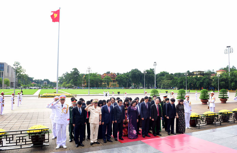 Lãnh đạo Đảng, Nhà nước, TP Hà Nội viếng Chủ tịch Hồ Chí Minh - Ảnh 4