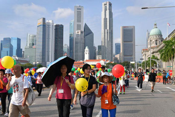 Hơn 1.000 người đi bộ vào Ngày cuối tuần không có xe hơi tại Singapore - Ảnh 1