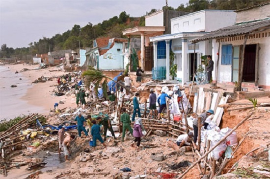 2 cơn bão nối đuôi nhau trên biển, sóng dâng cao đánh sập 11 căn nhà tại Bình Thuận - Ảnh 3