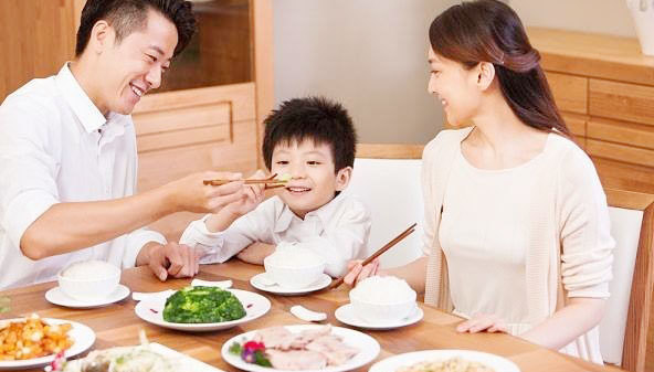 Tình cảm gia đình ảnh gia đình nấu ăn gắn kết thêm tình cảm