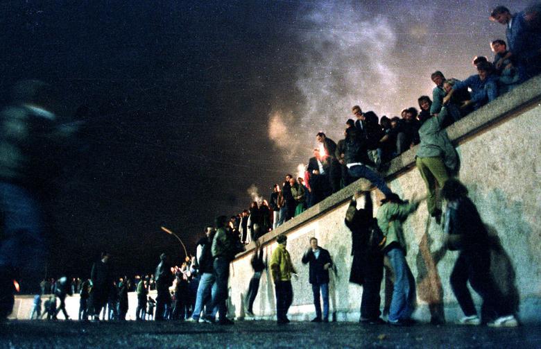 [Ảnh] Khoảnh khắc đoàn tụ của nước Đức khi bức tường Berlin sụp đổ 3 thập kỷ trước - Ảnh 1