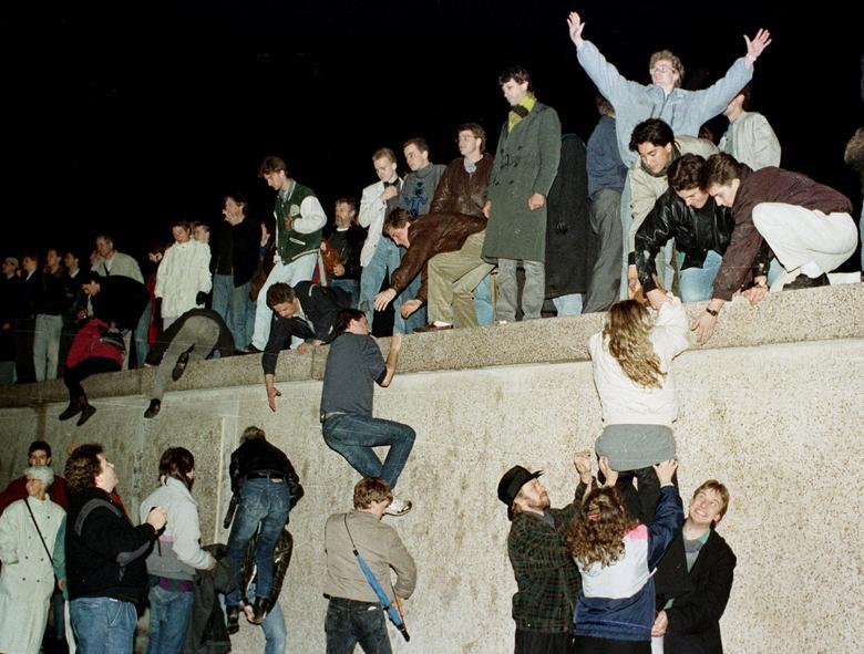 [Ảnh] Khoảnh khắc đoàn tụ của nước Đức khi bức tường Berlin sụp đổ 3 thập kỷ trước - Ảnh 4