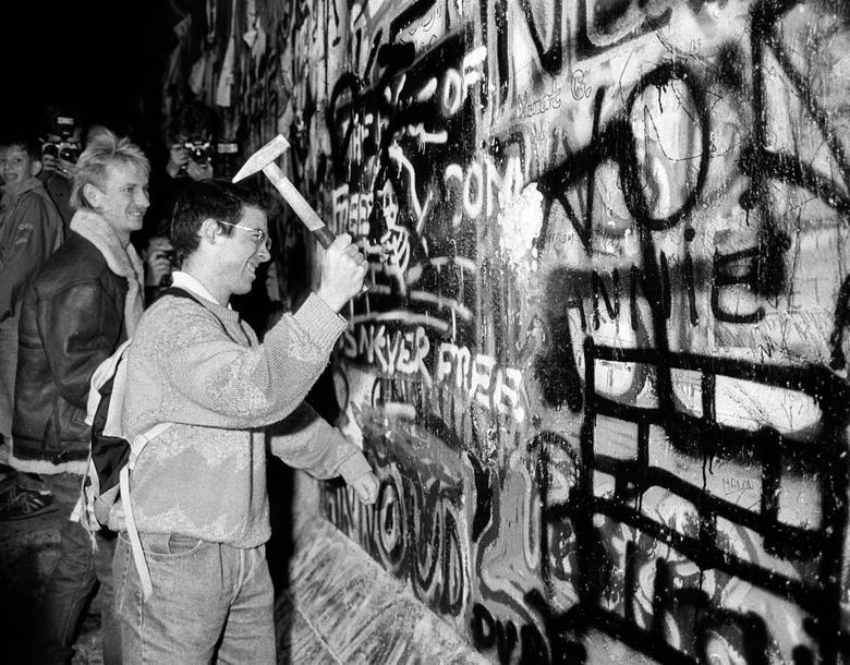 [Ảnh] Khoảnh khắc đoàn tụ của nước Đức khi bức tường Berlin sụp đổ 3 thập kỷ trước - Ảnh 6