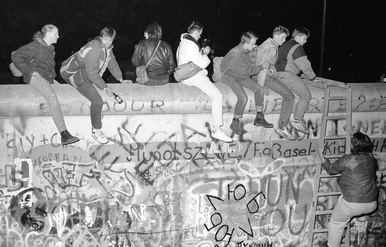 [Ảnh] Khoảnh khắc đoàn tụ của nước Đức khi bức tường Berlin sụp đổ 3 thập kỷ trước - Ảnh 8