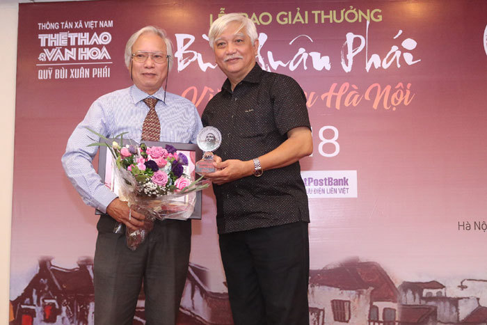 Ông giáo 96 tuổi Nguyễn Bá Đạm nhận giải thưởng lớn Vì tình yêu Hà Nội - Ảnh 2