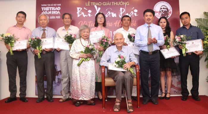 Ông giáo 96 tuổi Nguyễn Bá Đạm nhận giải thưởng lớn Vì tình yêu Hà Nội - Ảnh 3