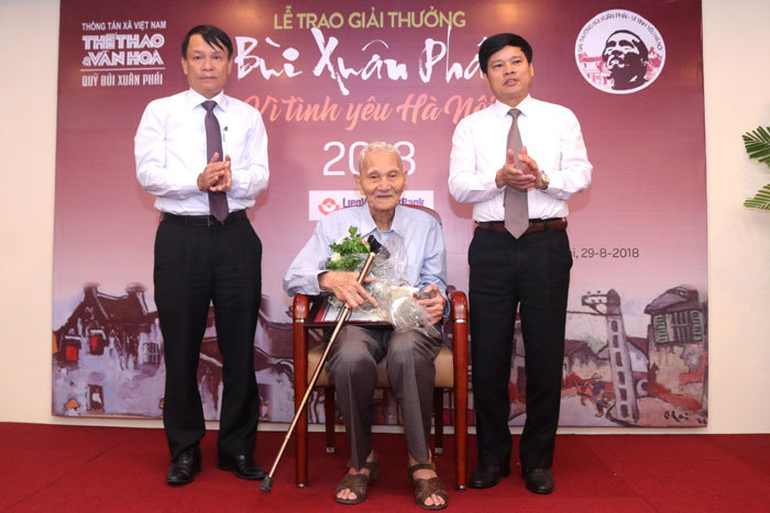 Ông giáo 96 tuổi Nguyễn Bá Đạm nhận giải thưởng lớn Vì tình yêu Hà Nội - Ảnh 1