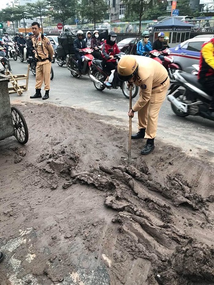 CSGT dọn lượng bùn lớn trên đường đảm bảo an toàn cho người dân - Ảnh 2