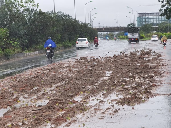 Đại lộ Thăng Long mất an toàn vì bùn đất - Ảnh 1