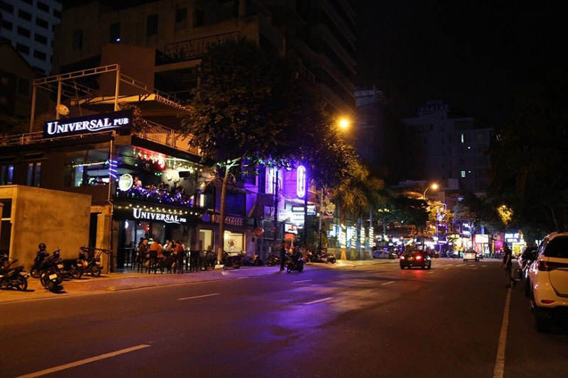 Tìm hiểu về giải trí ban đêm - một thế giới đầy sắc màu và nhộn nhịp, nơi các quán bar, câu lạc bộ đêm, phòng trà đều sẵn sàng đón chào du khách. Điều tuyệt vời là bạn có thể hòa mình vào không khí vui tươi bất cứ lúc nào trong đêm. Hãy xem hình ảnh để tìm hiểu thêm về giải trí ban đêm tại Việt Nam.
