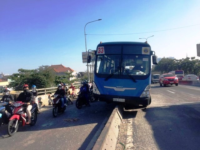 TP Hồ Chí Minh: Xe buýt trèo lên dải phân cách, hành khách hoảng loạn kêu cứu - Ảnh 1