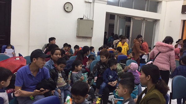 Thêm hơn 350 trẻ ở Bắc Ninh về Hà Nội xét nghiệm sau khi ăn thịt bẩn ở trường - Ảnh 1