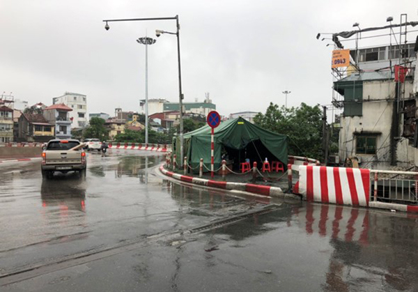 Thực hiện nghiêm kiểm soát cách ly xã hội tại 30 chốt cửa ngõ Thủ đô Hà Nội - Ảnh 3