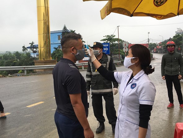 Thực hiện nghiêm kiểm soát cách ly xã hội tại 30 chốt cửa ngõ Thủ đô Hà Nội - Ảnh 6