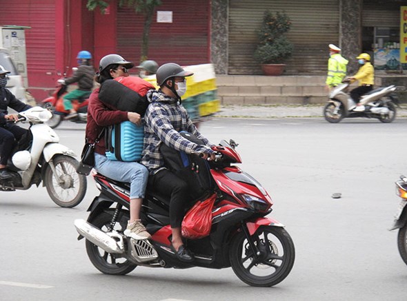 Hà Nội: Người dân “khăn gói” về quê trước thời điểm cách ly toàn xã hội - Ảnh 5