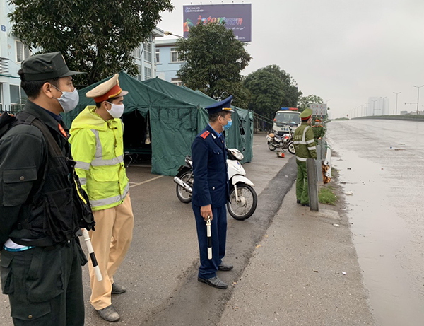 Thực hiện nghiêm kiểm soát cách ly xã hội tại 30 chốt cửa ngõ Thủ đô Hà Nội - Ảnh 4