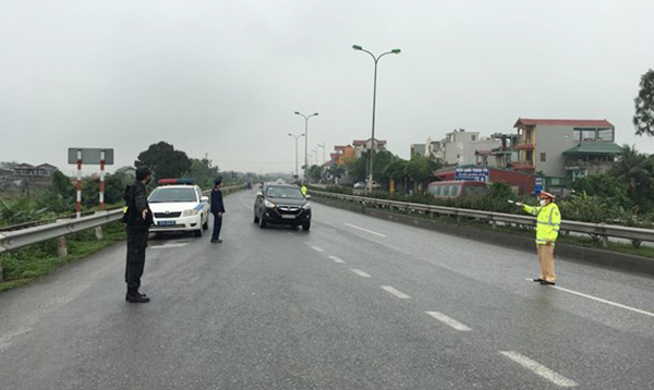Bất chấp lệnh cấm, nhiều xe vẫn chở khách từ Hà Nội về các tỉnh - Ảnh 1