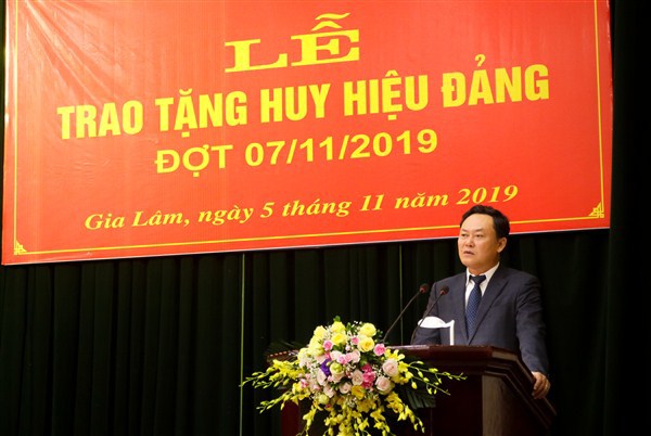 Huyện Gia Lâm trao tặng Huy hiệu Đảng cho 141 đảng viên - Ảnh 1