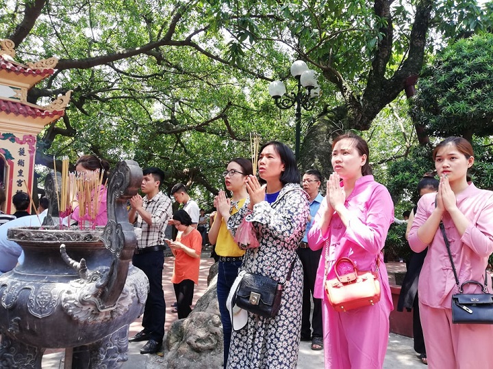 Hà Nội: Người dân tấp nập đi lễ Vu Lan báo hiếu - Ảnh 1