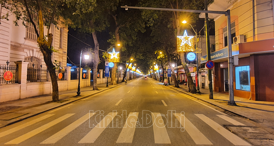 Đường phố về đêm Hà Nội là một điều tuyệt vời để chiêm ngưỡng vẻ đẹp của thành phố đầy sáng tạo. Những ánh đèn chiếu sáng, nhịp đập của thành phố lúc đêm khuya sẽ mang lại cho bạn cảm giác thân thuộc và ấm áp. Hãy tha hồ khám phá những góc phố ẩn hiện trong bóng tối và trải nghiệm cảm giác thật khác biệt của Hà Nội.