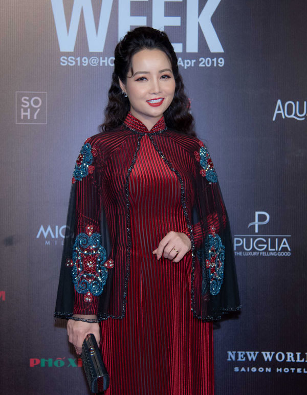 Áo dài áp đảo trên thảm đỏ thời trang Việt Nam Quốc tế Xuân-Hè 2019 - Ảnh 8