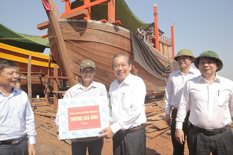 Phó Thủ tướng Trương Hòa Bình thăm ngư dân Quảng Bình bị thiệt hại do sự cố môi trường - Ảnh 1