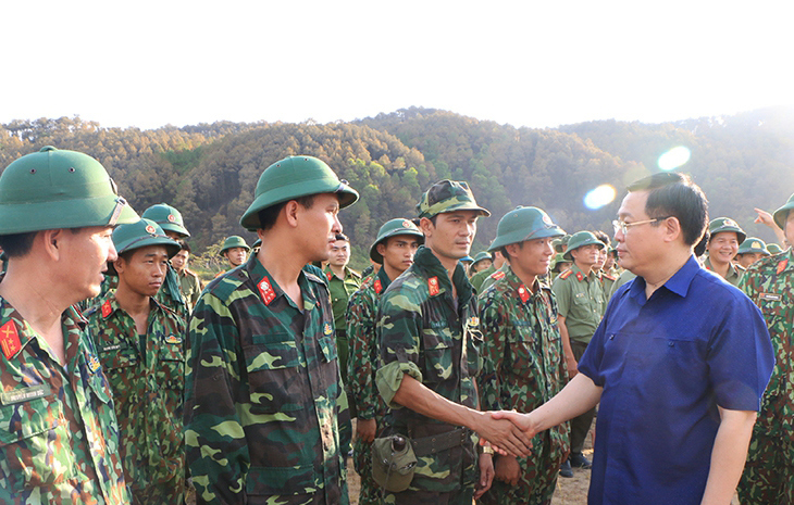 Phó Thủ tướng yêu cầu đảm bảo an toàn cao nhất cho lực lượng chữa cháy rừng và người dân - Ảnh 1