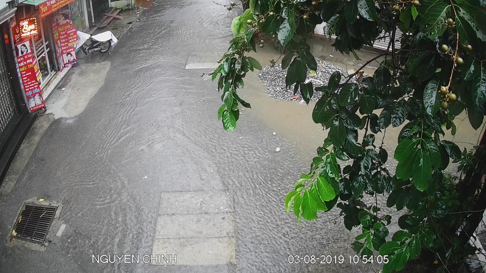Hà Nội: Mưa sầm sập, gió quật mạnh, cây đổ, một số tuyến phố ngập sâu - Ảnh 17