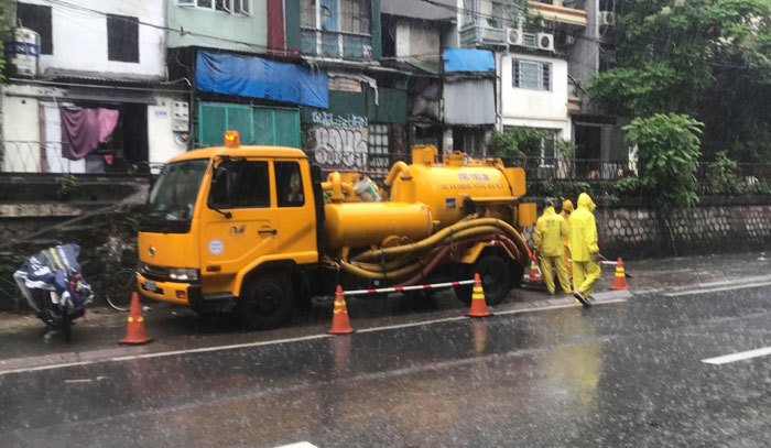 Hà Nội: Mưa sầm sập, gió quật mạnh, cây đổ, một số tuyến phố ngập sâu - Ảnh 20