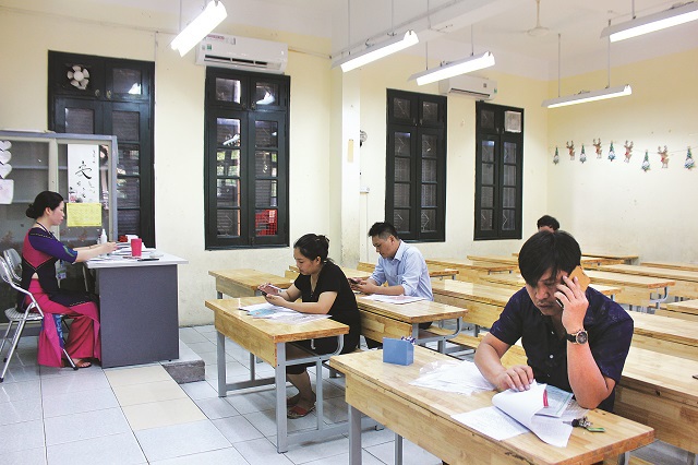 Tuyển sinh đầu cấp tại Hà Nội: Thưa thớt đăng ký trực tiếp - Ảnh 1