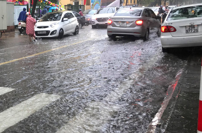 Hà Nội: Mưa sầm sập, gió quật mạnh, cây đổ, một số tuyến phố ngập sâu - Ảnh 21