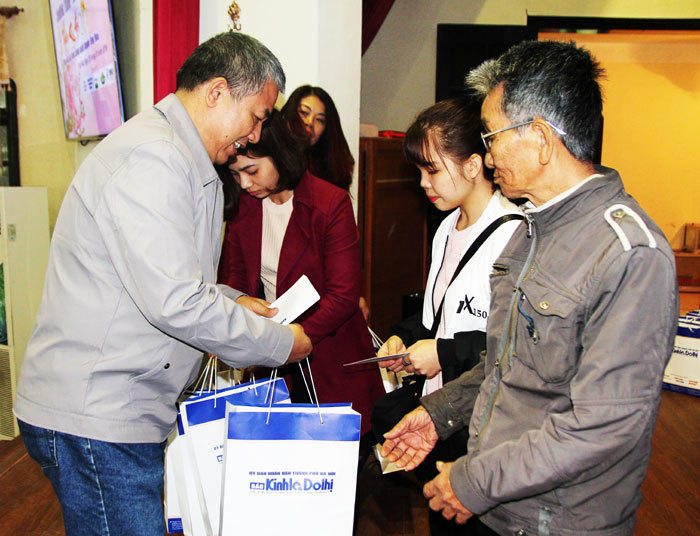 Báo Kinh tế & Đô thị trao 100 suất quà cho người nghèo tại huyện Ứng Hòa - Ảnh 4