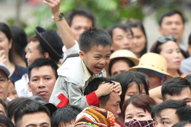 Lễ hội Đền Hùng 2019: Lo sợ mặc kẹt trong dòng người, phụ huynh kiệu con lên cổ - Ảnh 8