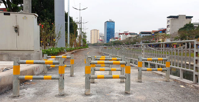 Lắp rào chắn xe máy trên đường đi bộ ven sông Tô Lịch - Ảnh 3
