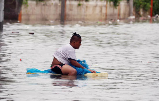 Chùm ảnh bão Sơn Tinh đổ bộ vào Philippines, đường phố tại Manila biến thành sông - Ảnh 9