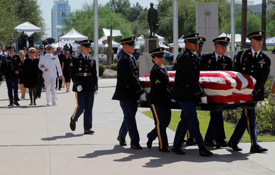 Những hình ảnh xúc động về lễ tang Thượng nghị sĩ John McCain tại bang Arizona - Ảnh 2
