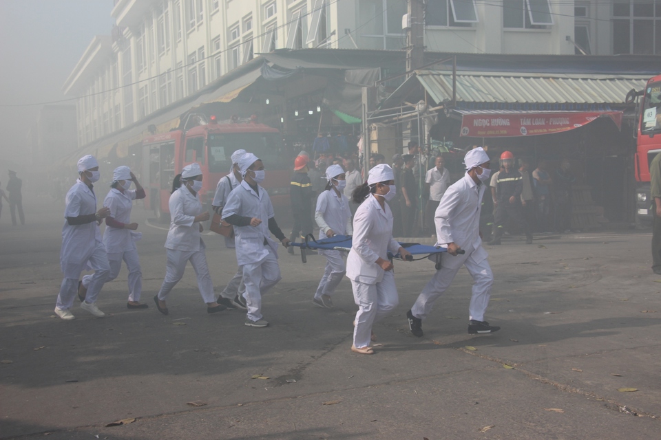 “Cháy” chợ Nành ở Ninh Hiệp, lính cứu hỏa giải cứu nhiều người mắc kẹt - Ảnh 8