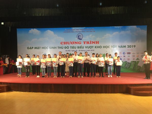 Hà Nội khen thưởng 100 trẻ em có hoàn cảnh khó khăn nhưng vươn lên học tốt - Ảnh 1