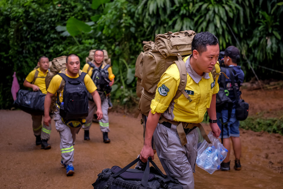 Chùm ảnh: Người Thái Lan tình nguyện nấu cơm, cắt tóc cho đội cứu hộ và người nhà đội bóng mắc kẹt - Ảnh 6