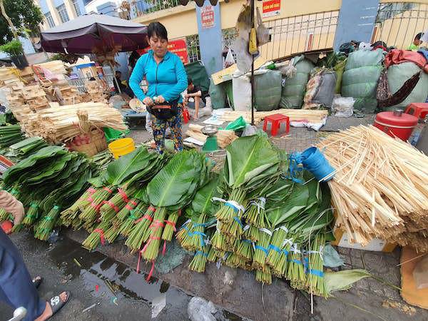 Chợ lá dong nửa thế kỷ ở Sài Gòn tấp nập ngày sát Tết - Ảnh 2