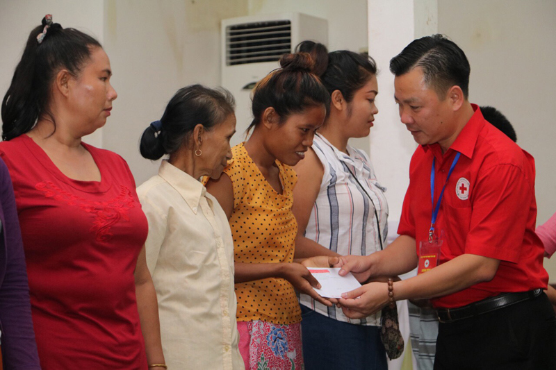 Chữ thập đỏ Hà Nội chia sẻ khó khăn với người dân Sangthong (Lào) - Ảnh 1