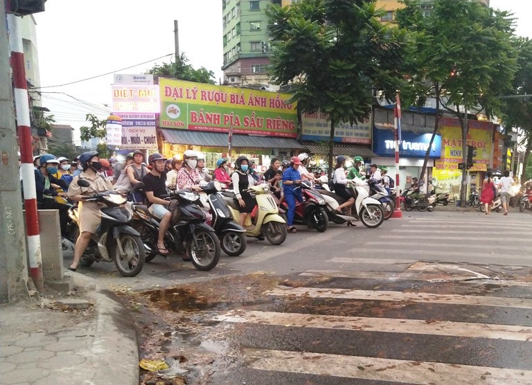 Vỡ ống nước trên đường Nguyễn Chí Thanh - Ảnh 1