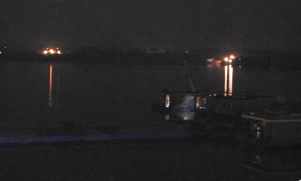 2 tàu hút cát trái phép ở sông Hồng giữa đêm khuya bị bắt quả tang - Ảnh 1
