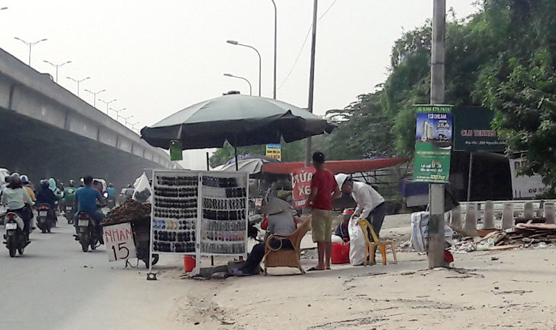 Tràn lan vi phạm trật tự đô thị trên đường Nguyễn Xiển - Ảnh 3