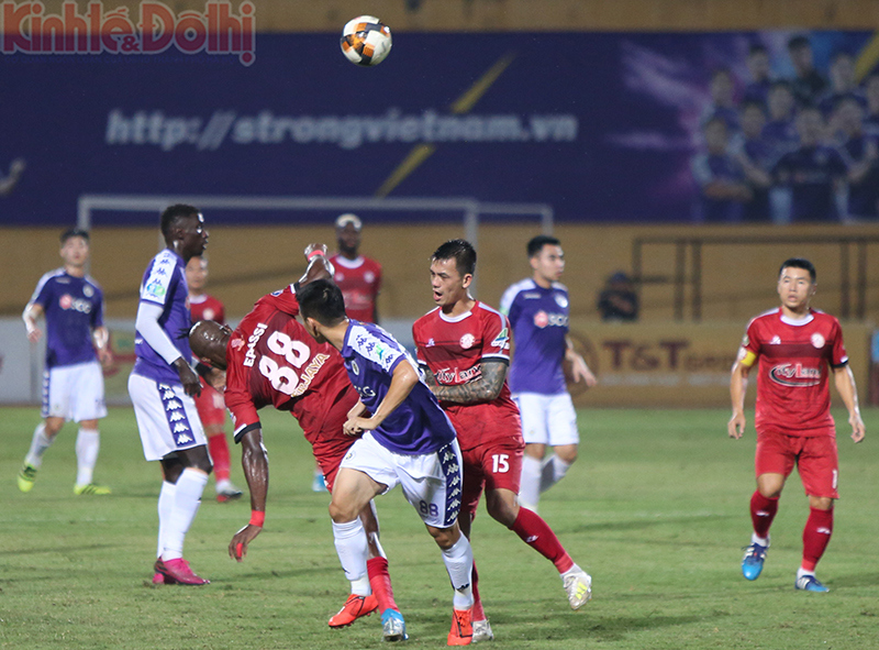 [Ảnh] Cận cảnh tình huống gây tranh cãi ở trận đấu giữa Hà Nội FC và TP Hồ Chí Minh - Ảnh 1