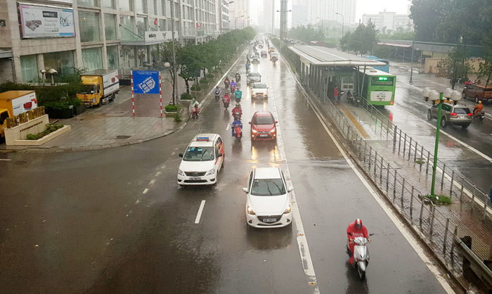 Hà Nội: Mưa sầm sập, gió quật mạnh, cây đổ, một số tuyến phố ngập sâu - Ảnh 12