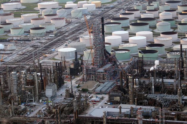 Giá dầu tăng cao do căng thẳng tại Trung Đông và ảnh hưởng bão Barry - Ảnh 1