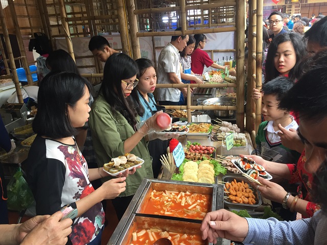 Chen chân thưởng thức đồ ăn Nhật tại không gian ẩm thực Việt - Nhật - Ảnh 5