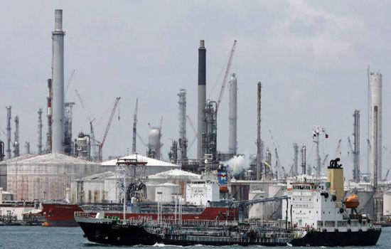 Giá dầu có thể tăng vọt lên 80 USD/thùng sau vụ tàu bị tấn công trên vịnh Oman - Ảnh 1