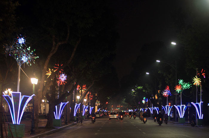 Đường phố Hà Nội được trang hoàng nhiều mẫu trang trí mới - Ảnh 2